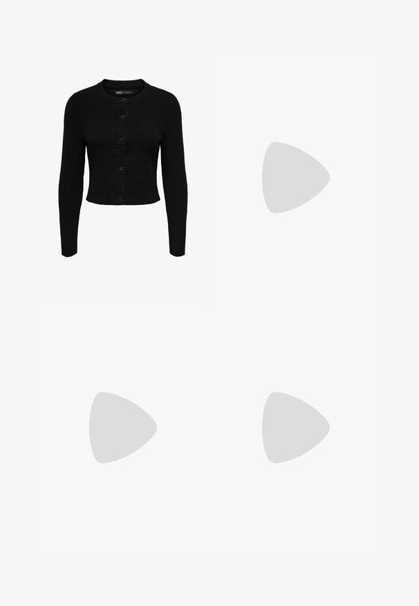 Schwarze gerippte Strickjacke mit langen Ärmeln, rundem Ausschnitt und Knopfverschluss. Strukturiertes Material mit kontrastierenden horizontalen und vertikalen Rippen.; Weißes, geripptes Tanktop mit rundem Halsausschnitt, ärmellosem Design und kurzer Länge. Das Etikett trägt die Aufschrift "JJXX". Glatte Stoffstruktur.; Schwarze, weit geschnittene Hose mit elastischem Bund, aus glattem Stoff gefertigt. Hat ein cleanes Design ohne Taschen oder sichtbare Nähte.; Schwarze und graue Wildledersneaker mit einem großen cremefarbenen "N"-Logo, lila Schnürsenkeln und einer strukturierten Gummisohle.
