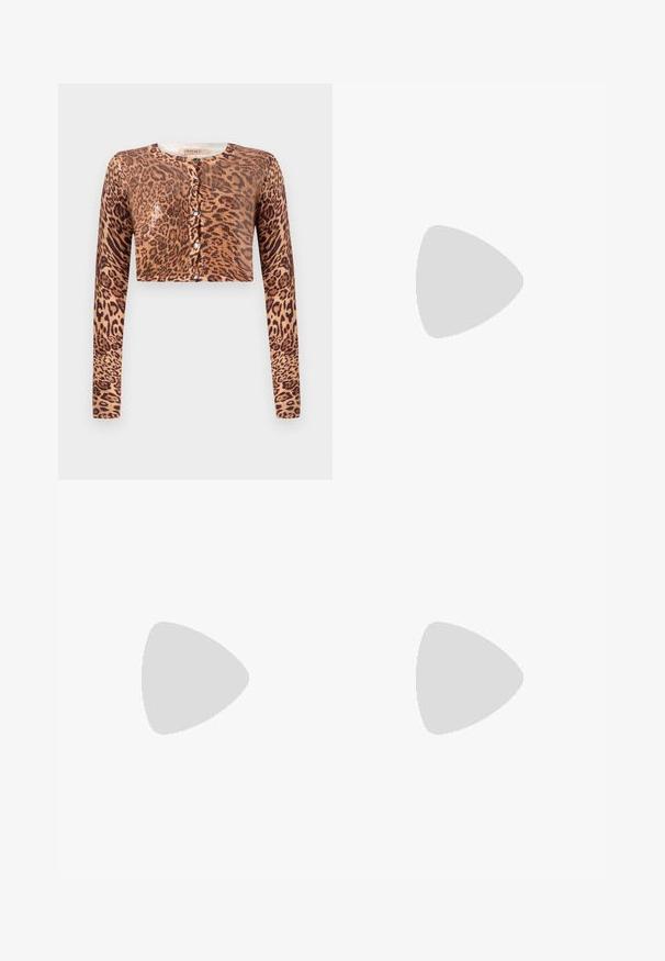 Leopárd mintás cropped kardigán, hosszú ujjal, gombos záródással, texturált kötött anyagból, fényes díszítéssel.; Fehér alapú, vízszintes sötétkék csíkos pamut póló. A mellkason írásos stílusban hímzett "Tommy Hilfiger" felirat. Kerek nyakú.; Plisszírozott fehér szoknya fekete elasztikus derékkal, amelyen a "LACOSTE" logó található. Középhosszú kialakítás, puha tapintással.; Fehér bőr sportcipők vastag fehér talppal, fekete velúr sarokpikkelyel és dombornyomott logóval az oldalon. Fűzős kialakítás, hat fűzőlyukkal.