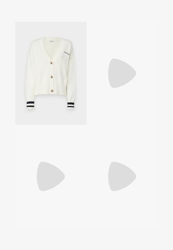 Hvit strikket cardigan med V-hals, med fire store knapper og svart/hvite stripe detaljer på ermene. Teksten sier "GUESS JEANS."; Svart bomull T-skjorte med rullet kort erm, med et preget logo i midten og en liten flaggdetalj på siden.; Sorte denimshorts med høy midje, fem lommer, sølvfarget detaljer og standard passform, med en jevn tekstur og ren finish.; Svart lær slingback hæl med spiss tå, lav hæl og justerbar ankelrem med en gullfarget spenne. Glatt tekstur.; Svart skinnhåndveske med en buet form, kviltet tekstur og gullhardware. Har en avtagbar skulderrem og logo-detaljer.