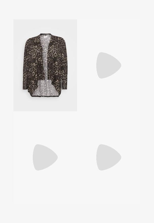 ONLY Carmakoma CARBALA LYA DRAPY CARDIGAN - Kardigan - black; Bílý elastický top vyrobený z žebrované tkaniny s krátkými rukávy a na bocích nařasenými detaily pro texturu a tvar.; Džíny s širokými nohavicemi v tmavě modrém denimovém provedení. Disponují pěti kapsami, poutky na opasek a surovým lemem na spodní straně s viditelnými detailem šití.; Černé platformové sandály s masivní, drážkovanou podrážkou. Mají několik úzkých popruhů a nastavitelnou sponu na kotníku, vyznačující se lesklým povrchem.