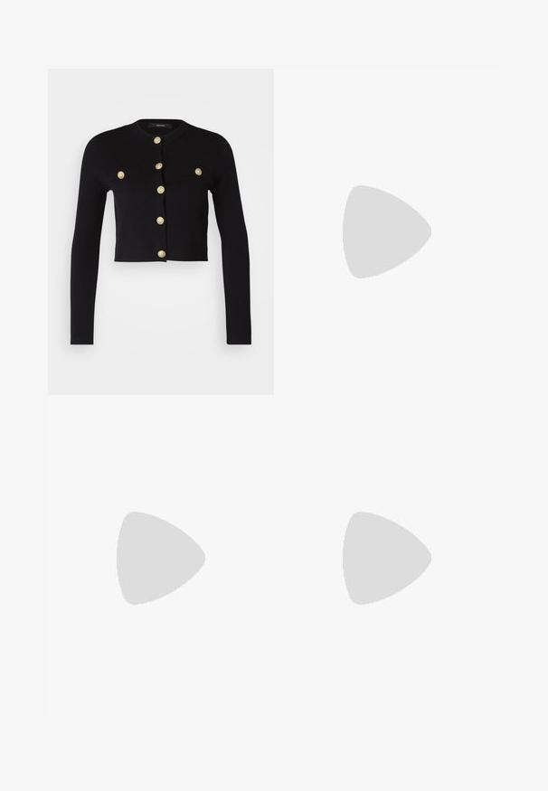 Cardigan noir court avec des manches longues, doté de boutons décoratifs dorés et de deux poches avant. Fabriqué à partir d'un tissu doux et texturé.; T-shirt en coton blanc avec un col rond, des manches courtes, une coupe décontractée et une texture lisse. Aucune motif ni accent visible.; Pantalon large noir fabriqué dans un tissu lisse, avec une taille plate, des passants de ceinture et sans poches visibles. Design épuré et ajusté.; Talons aiguilles blanches à bout pointu avec une fine sangle à la cheville. Matériau en cuir lisse, talon aiguille fin et doublure intérieure noire.
