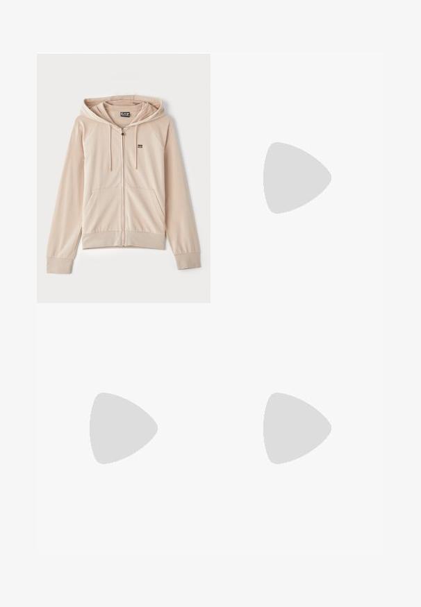 Fleece bege com fecho e capuz. Possui mangas raglan, bolsos frontais e um pequeno logótipo no peito. Tecido suave e macio com punhos elásticos.; Camiseta de manga curta azul marinho feita de algodão, apresentando um logótipo gráfico dourado metálico com texto e elementos estilizados de asa de águia.; Calças de sweat preto ajustadas com cordão na cintura e pernas com punho, expostas sobre um fundo branco liso.; Sapatilhas brancas com um upper de couro texturizado, bico arredondado e design de atacadores. Sola grossa de borracha branca com padrão de aderência texturizado.