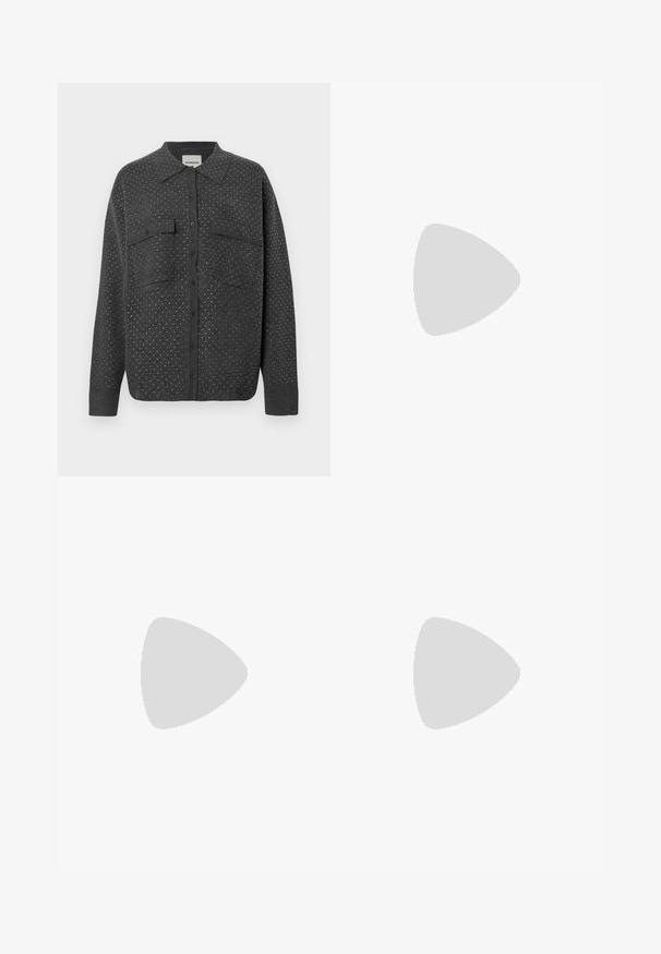 Czarna szaro-niebieska koszula zapinana na guziki, wykonana z miękkiego materiału, z drobnym wzorem, dwiema kieszeniami na piersiach i klasycznym kołnierzykiem.; Czarna bawełniana koszulka z krótkim rękawem, z nadrukowanym białym i szarym wzorem "THE 2LOOK" na przodzie. Klasyczny okrągły dekolt.; Czarne spodnie wykonane z gładkiego materiału, z wysokim stanem, szerokimi nogawkami, fałdami z przodu i klasycznymi szlufkami na pasek. Brak widocznych kieszeni bocznych.; Czarne skórzane baletki z wąskim noskiem, z paskiem z okrągłą metalową klamrą i płaską podeszwą.