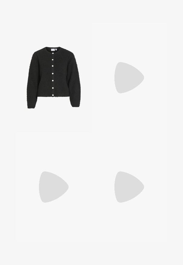 VILA VIPAZA - Kofta - black beauty; Vit ärmlös topp med rund halsringning. Tillverkad av ett mjukt tyg, har den en avslappnad passform och minimalistisk design. Inga mönster eller detaljer.; Svarta vida byxor i slät väv, med dragkedja fram och två sidofickor, med skräddarsydd passform och minimalistisk design.; Svarta plattformssandaler med kraftiga yttersölar och flera remmar, med metalspännen och en slät läderliknande yta.; Svart läder hobo-väska med en slät textur, kurvig form och en justerbar axelrem; har en bred öppning upptill.