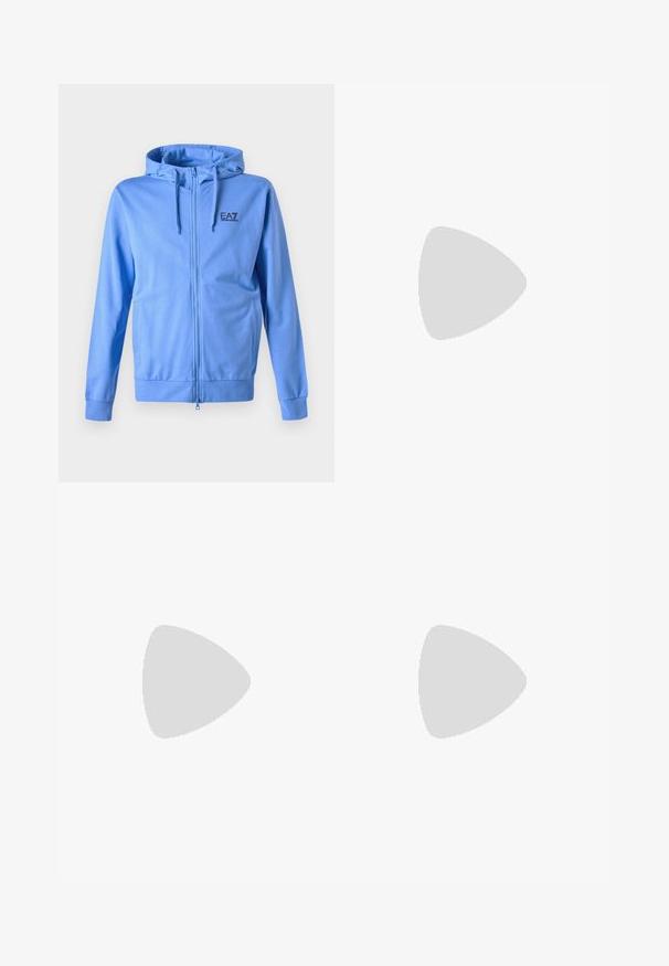 Camisola azul com fecho éclair, feita de tecido macio, apresentando um capuz com cordão, bolsos frontais e um pequeno logótipo preto no peito.; T-shirt de algodão azul-marinho com gola redonda, mangas curtas e um logótipo discreto estampado no peito. Textura suave e corte clássico.; Calças bege com corte reto, apresentando um cós com cordão, frente plissada e textura suave. Design simples e versátil.; Sapatilhas de camurça pretas com solas de borracha brancas, apresentando um bico arredondado e atacadores, usadas com calças cinzas ajustadas.