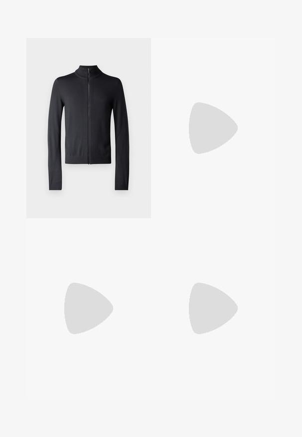 Cardigan negru cu fermoar, realizat dintr-un material moale. Dispune de un guler înalt, mâneci lungi și o siluetă ajustată. Textură netedă, design minimal.; Tricou oversized cu mânecă scurtă, de culoare neagră, cu decolteu rotund și etichetă Filippa K vizibilă în interiorul gulerului.; Pantaloni negri croiți, cu un design drept, realizați dintr-un material neted, având închidere cu nasture în față și două buzunare laterale.; Sneakers negre din suede cu o talpă din cauciuc albă, prezentând cusături tonale și un design cu șireturi. Textură netedă cu o formă modernă și aerodinamică.