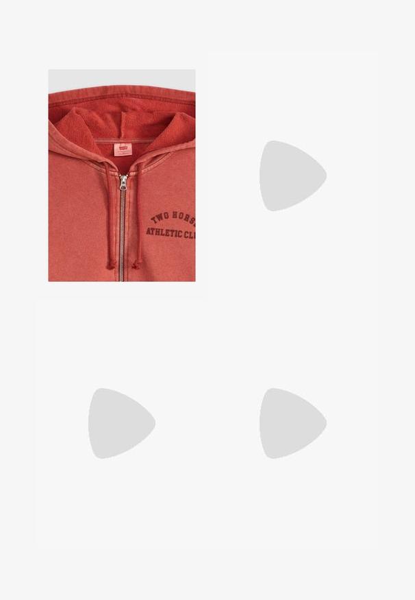 Felpa rossa con zip e finitura testurizzata, con stampa del logo "TWO HORSES ATHLETIC CLUB" e zip in metallo. Fit rilassato, interno foderato in pile.; Camicia bianca a maniche corte con chiusura a bottoni, colletto e una singola tasca sul petto. Realizzata in tessuto leggero con una texture liscia.; Jeans in denim blu scuro con vestibilità comoda, design a cinque tasche, chiusura con bottone e orlo leggermente sfilacciato. Materiale resistente con una texture sottile.; Mocassini in pelle beige con dettaglio intrecciato sulla punta e suola piatta marrone. Presentano una fascia decorativa sulla parte anteriore.