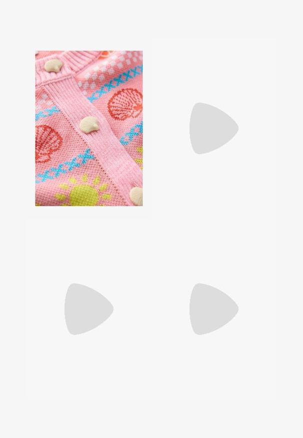 Rosa gestrickte Strickjacke mit Muschel- und Sonnenmustern. Sie hat weiße Muschelknöpfe und strukturierte Rippdetails entlang der Kanten.; Weißes T-Shirt mit kurzen Ärmeln aus Baumwolle. Hat einen Rundhalsausschnitt und eine lockere Passform. Glatte Textur ohne sichtbare Muster oder Akzente.; Weiße weit geschnittene Hose aus leichtem Stoff. Mit einem elastischen Bund und Kordelzug sowie Seitentaschen. Glatte Textur.; Stradivarius Sneaker low - white