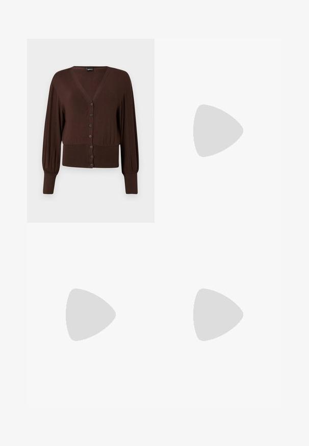 Brun strikket cardigan med V-hals, knappfront, lange ballongsleeves og innsnørt midje. Myk tekstur og enkelt design.; Hvit ribbestrikket tanktop med rund hals og uten ermer. Glatt tekstur med en tettsittende silhuett og ingen synlige detaljer.; Lyseblå denim vidt bukser med høy midje, utstyrt med synlige sømmer og et klassisk fem-lommers design. Kombinert med svarte stroppehæler.; Brune mokkasko med hvite detaljer og snøring. Gummisåle. Brukt med hvite sokker med svarte striper. Grønn teksturert gulv.; Zign LEATHER - Shoppingveske - light brown