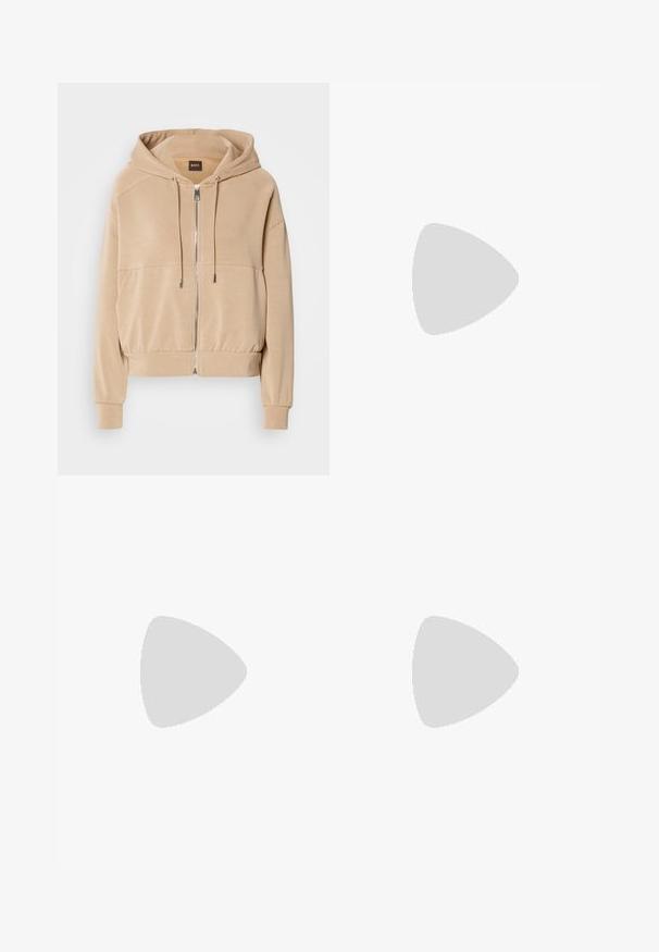 Felpa beige con zip frontale, cordini regolabili, polsini a coste e vestibilità comoda. Realizzata in morbido tessuto leggero.; T-shirt bianco a maniche lunghe realizzato in morbido cotone, con scollo rotondo e design a spalla abbassata, dalla vestibilità comoda e senza motivi visibili.; Pantaloni beige a gamba larga realizzati in tessuto morbido, con elastico in vita e cordoncino. Presentano un logo discreto sul lato e tasche laterali.; Sneaker in suede beige con profilo basso, superficie texturizzata e lacci bianchi. Presenta un design curvo e una suola in gomma per una migliore aderenza.; Occhiali da sole tartarugati marroni con lenti ovali e tonalità verde scuro. Presentano tempie sottili e diritte, con un marchio discreto sulla montatura.; Borsa a mano in pelle color tan con doppie maniglie e tracolla staccabile. Presenta un chiusura in tono oro e una superficie testurizzata.