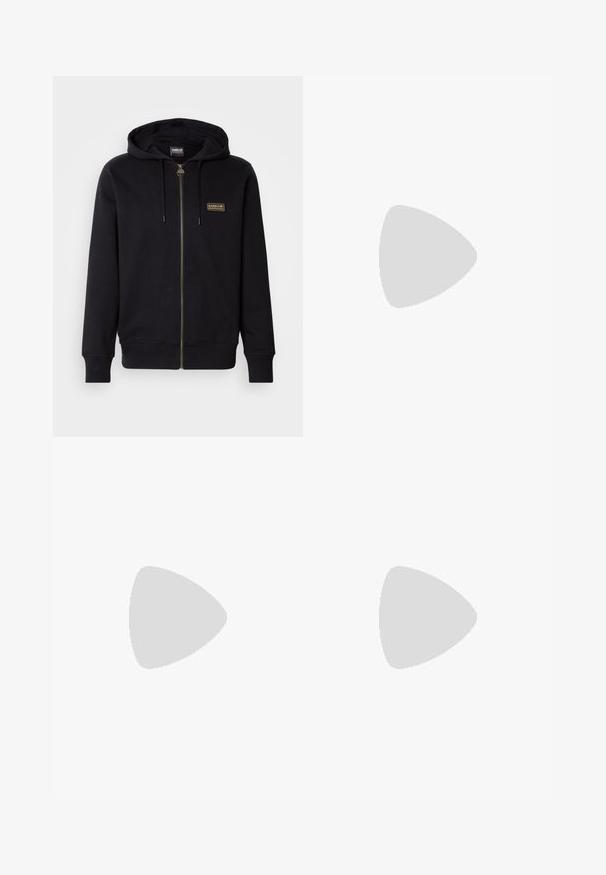 Felpa nera con zip realizzata in tessuto morbido, con un patch logo oro, cappuccio con coulisse e polsini e orlo a costine.; Maglietta nera a maniche corte realizzata in un morbido misto cotone, con scollatura a girocollo e un design minimalista senza motivi o dettagli.; Pantaloni di cotone neri con vestibilità dritta, dotati di chiusura con bottone, passanti per cintura e design minimalista. Texture liscia, senza fantasie.; Sneaker in pelle nera a basso profilo con lacci neri e suola avorio, mostrato di profilo su sfondo bianco.