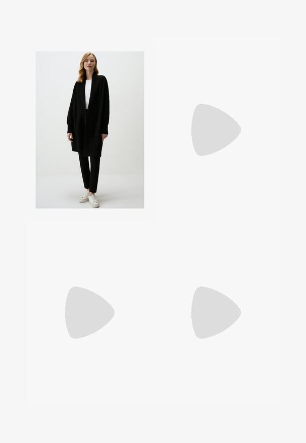 Jimmy Key COZY   OPEN FRONT  - Strickjacke - black; Schwarzes kurzärmeliges Oberteil aus dehnbarem Material mit einer figurbetonten Passform und gerafften Details an den Seiten. Glatte Textur, klassischer Schnitt.; Schwarze Polyester-Culotte mit einem elastischen Bund, zwei vorderen Falten und einer lockeren Silhouette. Keine sichtbaren Muster oder Hardware-Details.; Schwarze patentierte Sandalen mit Absatz, quadratischer Spitze, Knöchelriemen und silbernen Schnallen. Mit einem stabilen Blockabsatz für mehr Stabilität.