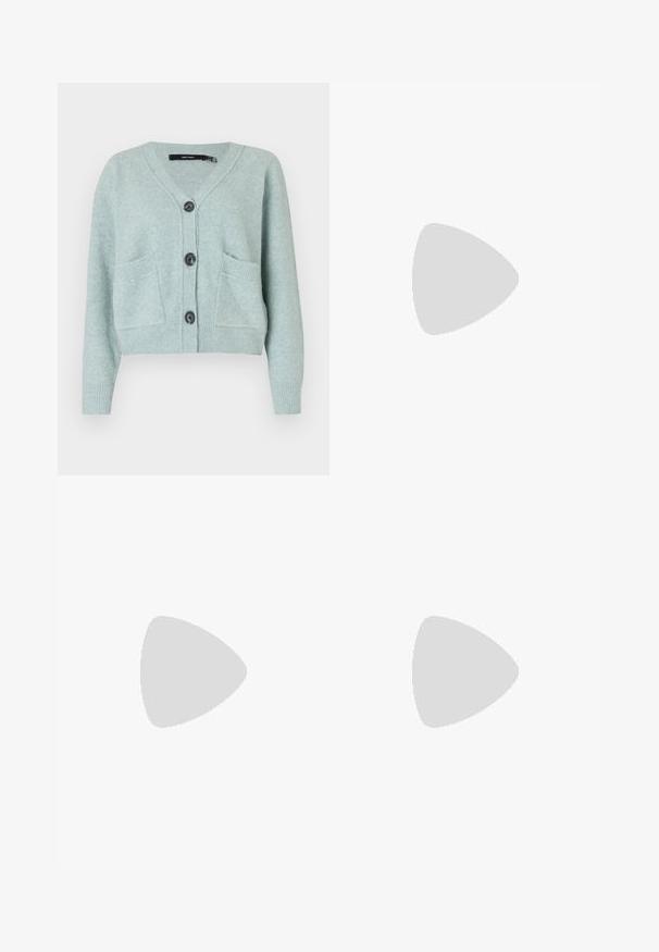 Ljusgrön kort cardigan i mjukt stickat material med V-ringning, fyra svarta knappar och två framfickor. Ribbad ärm- och nederkant.; Vit skräddarsydd topp i ribbat tyg med korta ärmar och rynkade detaljer på sidorna för textur och form.; Vita vida byxor i mjukt tyg. Har en elastisk midja med dragsko och en slät yta. Inga synliga mönster eller metalldetaljer.; Svarta plattformssandaler med kraftiga yttersölar och flera remmar, med metalspännen och en slät läderliknande yta.