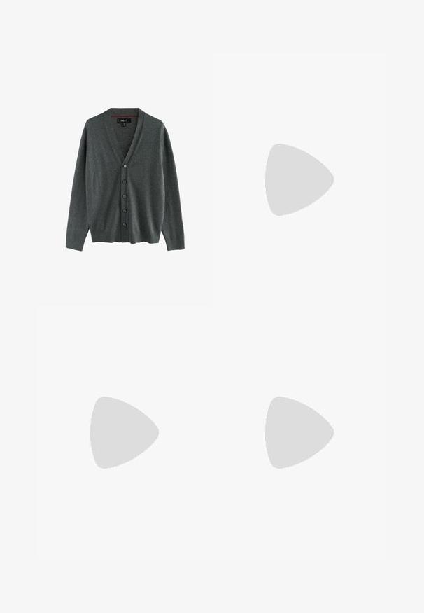 Next REGULAR FIT - Kardigán - charcoal grey; Čierne bavlnené tričko s krátkymi rukávmi, okrúhlym výstrihom a priliehavým strihom, skombinované s svetlými nohavicami. Hladká textúra.; Next REGULAR FIT -CHECK SMART - Nohavice chinos - black; Čierne kožené casual topánky s okrúhlou špičkou, nízkym profilom a hrubou rebrovanou gumovou podrážkou. Obsahujú šnurovanie a hladký povrch.