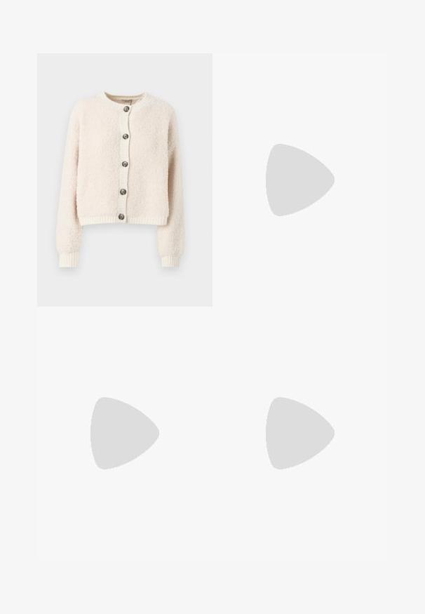 Cremno obarvana kratka jopica iz teksturiranega materiala, z okroglim izrezom, gumbnim zapiranjem ter rebrastimi manšetami in robom.; Črna bombažna majica s kratkimi rokavi, ki ima majhen roza metuljček na levi strani prsnega dela. Majica s krožnim ovratnikom in sproščenim krojem.; Črne, lahke hlače z elastičnim pasom in nabranimi gležnji. Tkanina je gladka in ima sproščen, taperiran dizajn.; Črne vezalke čevlji s debelim podplatom, z gladkim usnjem na vrhu, okroglo konico in izrazitim plastastim oblikovanjem podplata.