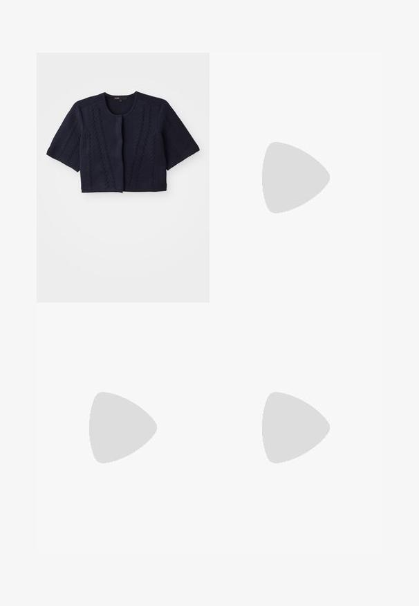 Cardigan accorciato blu navy realizzato in tessuto lavorato a maglia. Presenta maniche corte, scollo rotondo e dettagli testurizzati lungo la parte frontale.; Body nero con maniche corte, bordatura bianca e un dettaglio a taglio sul lato. Presenta un piccolo emblema decorativo sul petto.; Jeans argentati con paillettes, caratterizzati da un design a zampa d'elefante, con una cintura in denim e lati, creando una superficie testurizzata e riflettente.; Scarpa flat in vernice nera con punta quadrata, cinturino alla caviglia con hardware in argento e suola piatta. Texture liscia con design minimalista.; Borsa a tracolla in pelle nera con dettagli a frangia, catena dorata e manico ritagliato. Presenta il logo sulla parte anteriore.