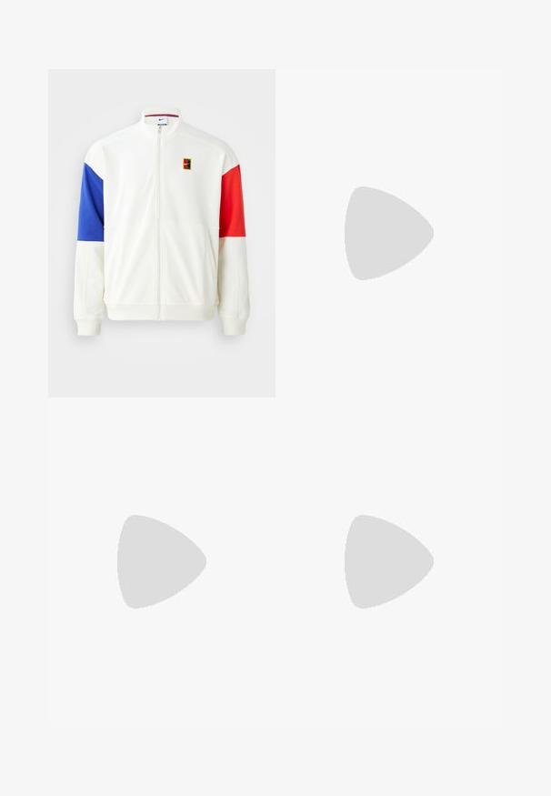 Hvit zip-up jakke med blå og rød fargeblokkerte ermer. Har en Nike-logo-patch og stående krage. Glatt stofftekstur.; Svart idretts-t-skjorte med korte ermer, rund hals, laget av glatt stoff. Har en liten hvit Nike-logo øverst til venstre.; Svart sportskjørt laget av lett materiale med elastisk linning. Har en liten hvit Nike-logo nederst til venstre.; Lyse rosa løpesko med teksturert overdel, gule detaljer og en lett såle, som viser en svak spretthandling fra en mørk overflate.