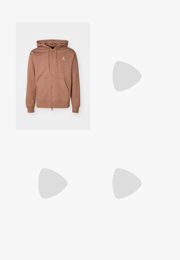 Sudadera con cremallera marrón, hecha de un tejido suave, que cuenta con un bolsillo tipo canguro, capucha ajustable con cordón y un logo blanco en el pecho.; Camiseta negra de algodón de Nike con un clásico cuello redondo, mangas cortas y un sutil logo en relieve en el pecho. Textura suave.; Pantalones casuales negros con cordón en la cintura, con bolsillos laterales y corte de pierna recta sobre un fondo liso.; Zapatillas deportivas negras con una parte superior texturizada, detalles de malla, suela redondeada con amortiguación visible y cordones negros.
