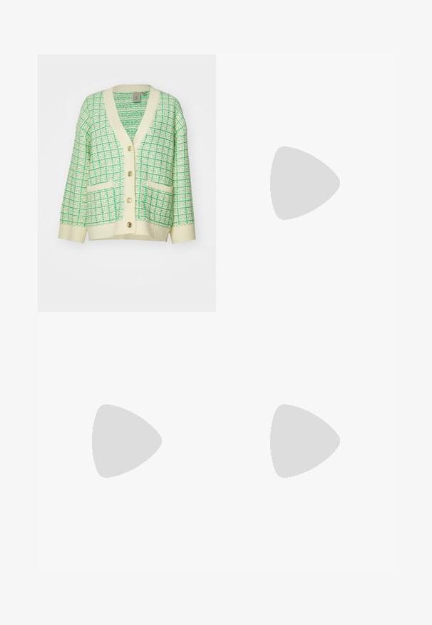 Zelený a krémový cardigan s texturovaným kostkovaným vzorem, s výstřihem do V, pěti zlatými knoflíky a dvěma předními kapsami.; Světle šedý top na ramínka vyrobený z měkké látky, s kulatým výstřihem a širokými ramínky, s jednoduchým, bezešvým designem.; Světle modré džíny z džínoviny s širokými nohavicemi, s opotřebovanými detaily, pětivreckovým designem a zipovým zapínáním.; Bershka HIGH-HEEL - Kovbojské/motorkářské kozačky - beige; Černé oversized sluneční brýle s oválnými čočkami, hladkým plastovým rámem a zlatými akcenty na spáncích. Tmavé čočky poskytují ochranu před sluncem.