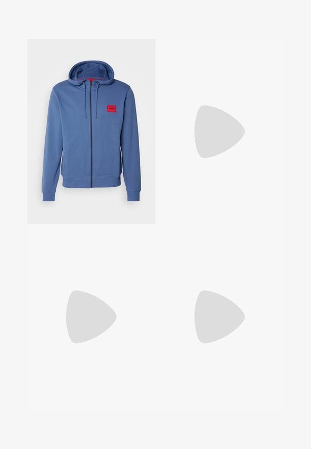 Hugo zipzáras kapucnis pulóver világoskék színben. Jellemzője a piros logónyomás, húzózsinórral ellátott kapucni és bordás mandzsetta. Puha anyag, sima textúrával.; Fehér, hosszú ujjú pamut póló, kerek nyakkivágással, bal mellrészen fekete "HUGO" logóval és sima textúrával.; Fekete vászont nadrág laza szabással, oldalsó zsebekkel, gombos záródással és egyenes lábakkal. Egyszerű minta nélküli design.; Fekete bokacipő sima felülettel, ruganyos oldalsó panelek és kontrasztos piros húzópánt jellemzi, vastag gumitalppal és lekerekített orral.