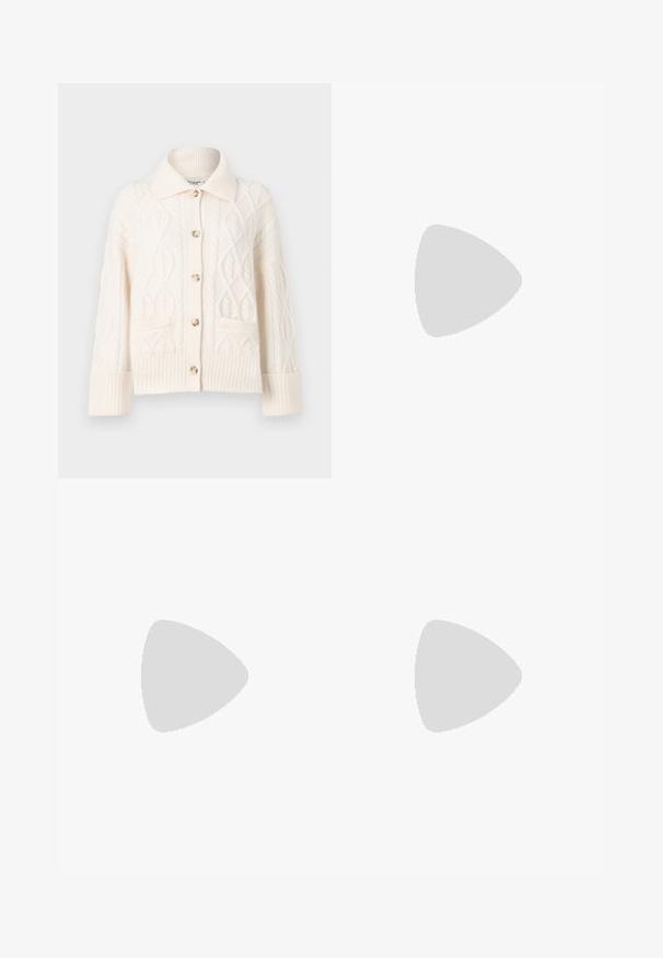 Cremfarbener, gestrickter Cardigan mit aufwendigen Zopfmuster, Kragenhals, Knopfverschluss sowie gerippten Bündchen und Saum.; Hellblaues T-Shirt mit kurzen Ärmeln und Spitzenverzierungen an den Bündchen, aus weichem Material, Rundhalsausschnitt, lässige Passform und ohne sichtbare Logos oder Muster.; Weite Denim-Jeans in einer hellblauen Wäsche, mit hoher Taille, Fronttaschen und einem Knopfverschluss mit Gürtelschlaufen.; Denim Slingback-Schuh, spitz zulaufende Zehen, hellblaue Riemen mit Schleifen, Mittel-Absatz, strukturiertes Material, hellbraune Innensohle, minimale Nähte, elegantes Design.