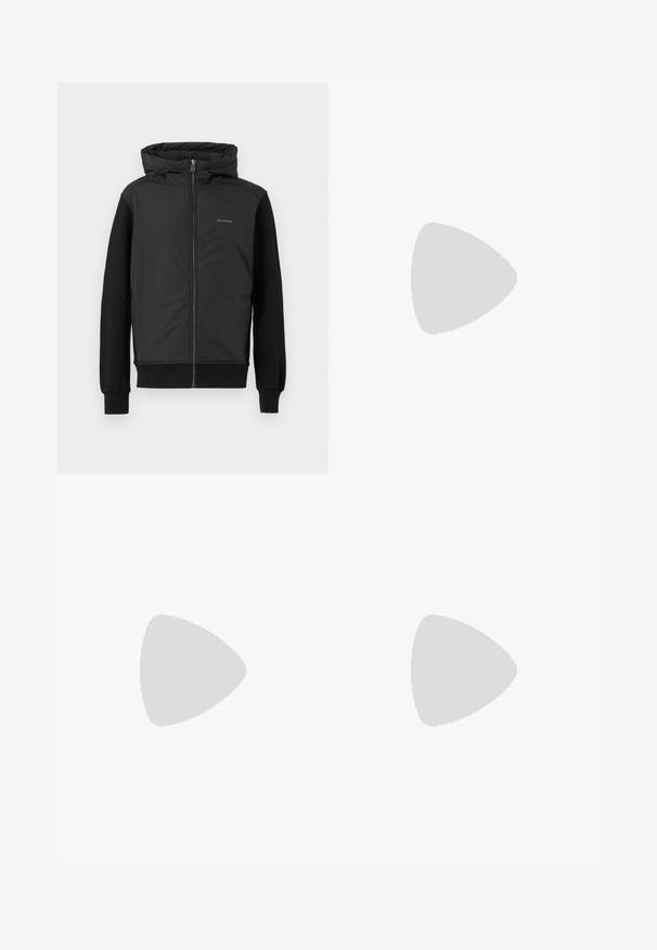 Casaco preto com capuz, fecho de zíper na frente e uma mistura de tecido almofadado e de sweat. Apresenta punhos canelados e um logotipo no peito.; T-shirt de algodão branco com decote redondo, mangas curtas e um pequeno logótipo bordado apresentando montanhas e texto no lado esquerdo do peito.; Sweatpants beige claros feitos de algodão, com um cós elástico, punhos canelados e um logótipo verde com desenho de folha na perna esquerda.; Sapatilha de couro branco com biqueira arredondada, atacadores na frente e detalhe preto no calcanhar. Apresenta um pequeno logótipo de crocodilo bordado na lateral.