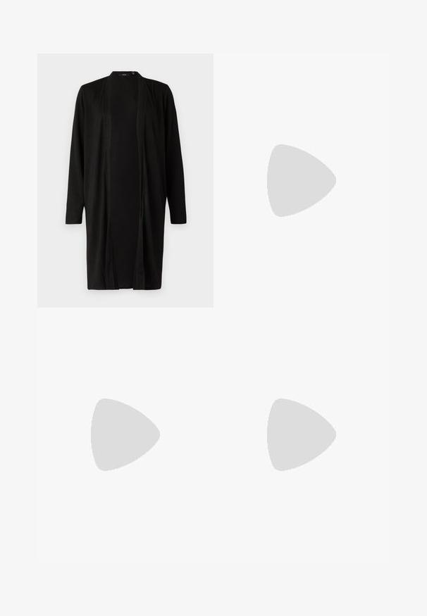 Svart, lång cardigan med öppen front, långa ärmar och mjuk tygkänsla. Har en minimalistisk design utan mönster eller detaljer i metall.; Två ärmlösa ribbade polotröjor i svart och vitt, med en figursydd design och slät textur, i en kortad längd.; Svarta vida byxor i lätt material, med knappstängning fram och platt front, samt väl sydda fållar.; Sportskor med överdel i vit läder, grå mocka på tårna och tre svarta ränder. Har en blå logotyp på tungan och en texturerad gummisula.