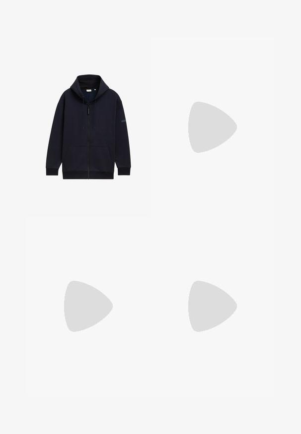 Marineblauwe zip-up hoodie met verstelbare trekkoord capuchon, voorzakken, ribgebreide manchetten en een gladde, gestructureerde stofafwerking.; Set van vijf t-shirts in zwart, wit en marineblauw. Katoenen stof, korte mouwen, ronde halsontwerp en een effen textuur zonder patronen.; Lichtblauwe denim wijde jeans met een hoge taille, voorzien van vijf zakken, riemlusjes en een zachte, licht vervaagde textuur.; Witte en grijze sneakers met zwarte strepen, gemaakt van leer, met een rubberen zool en platte veters. Draagt ze met marineblauwe broek op een houten vloer.