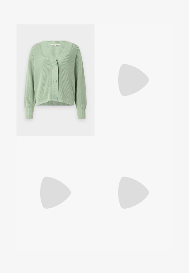 Ανοιχτό πράσινο πλεκτό κάρντιγκαν με V-λαιμό, πέντε κουμπιά μπροστά και ριγέ μανσέτες. Κοντό σχέδιο με μαλακή υφή.; Ανοιχτό καφέ αμάνικο τοπ με λεπτές τιράντες, σφιχτό μπούστο και φαρδιά βάση από μαλακό ύφασμα με λεία υφή.; Μαύρο παντελόνι φόρμας σε φαρδιά γραμμή με ψηλή μέση, κουμπιά στη μέση και πλαϊνές τσέπες.; Μαύρη πατενταρισμένη δερμάτινη μπότες αστραγάλου με μυτερή μύτη και μεσαίο τετράγωνο τακούνι. Λείος υφή και μινιμαλιστικός σχεδιασμός.; Μαύρη τσάντα χειρός με δομημένο σχήμα, λεία υφή και μεταλλικό κούμπωμα. Συνδυασμένη με φαρδιά μαύρα παντελόνια και σανδάλια ανοιχτής μύτης πάνω σε ξύλινο πάτωμα.