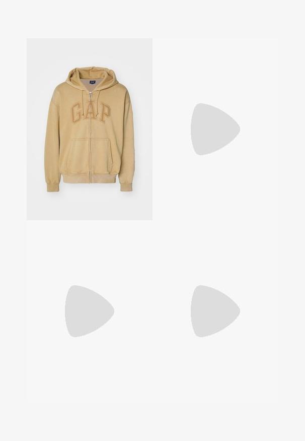 GAP LOGO - Športna jopa s kapuco na zadrgo - mojave; Kremna bombažna majica s kratkimi rokavi in sproščenim krojem. Ima majhen črn besedilni logotip na prsih. Gladka tekstura.; Črne jean hlače s ravnim krojem. Imajo gumbasto zapiranje, zanke za pas in dva stranska žepa. Gladka tekstura, brez vidnih vzorcev.; Bela in črna športna obutev z teksturiranimi detajli in modrim poudarkom, z robustnim podplatom in črnimi vezalkami, v kombinaciji s črnimi hlačami.