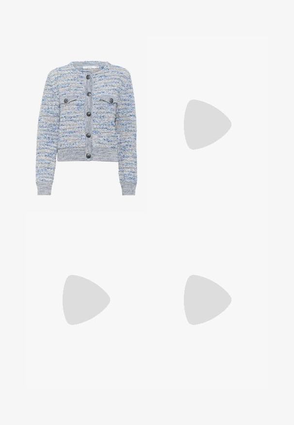 Cardigan di un blu chiaro lavorato a maglia con due tasche frontali, scollatura rotonda e bottoni grigi. Presenta un orlo accorciato e un motivo in fibra mista.; Due magliette a maniche corte, una bianca e una nera, realizzate in cotone. Entrambe presentano un colletto rotondo e un design semplice e classico.; Pantaloni in denim neri a gamba larga con vita alta, dotati di tasche anteriori e posteriori, cuciture a punto, e chiusura con bottone. Texture liscia.; Bershka Sandali con tacco - black