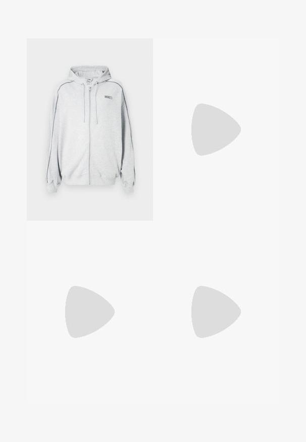 Sweatshirt cinza-claro com fecho, cordões ajustáveis, detalhes em costura preta nas mangas e pequeno logótipo "ROSIE" no lado esquerdo do peito.; T-shirt de algodão azul com mangas curtas, com acabamentos em azul-marinho, apresentando o texto "new balance" e desenhos florais em branco e amarelo na frente.; Calças pretas de perna larga feitas de um tecido têxtil suave. Apresentam vincos prensados, passadores de cinto e um acabamento limpo e ajustado.; Sapatilha preta e cinza com uma mistura de materiais em camurça e malha, sola grossa, logótipo proeminente e detalhe vermelho na língua.