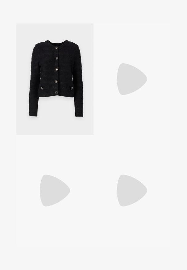 Svart teksturert jakke med rund hals, fem knapper og to frontlommer. Har ribbestrikkede mansjetter og en kort design.; Svart bomull T-skjorte med V-hals og korte ermer. Enkel design med vanlig passform og uten mønstre eller detaljer.; Sorte skreddersydde bukser med rett silhuett, med en glatt tekstur og klare pressede bretter foran. Ingen synlig maskinvare.; Svart spiss tå slingback-sko med lav hæl, laget av jevnt skinnmateriale og med utskåret design på siden for pusteevne.