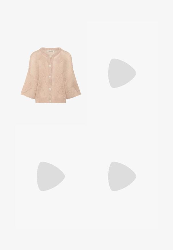 Svetr s pleteninou do vzoru "káblík" v jemně růžové barvě, s kulatým výstřihem, zkrácenými rukávy a pěti velkými knoflíky na přední straně. Texturovaná lehká tkanina.; Bílý elastický top vyrobený z žebrované tkaniny s krátkými rukávy a na bocích nařasenými detaily pro texturu a tvar.; Široké kalhoty z krémové látky s hladkým povrchem, s jediným předním knoflíkem, jemnými skladbami a vysokým pasem.; Stradivarius Tenisky - white
