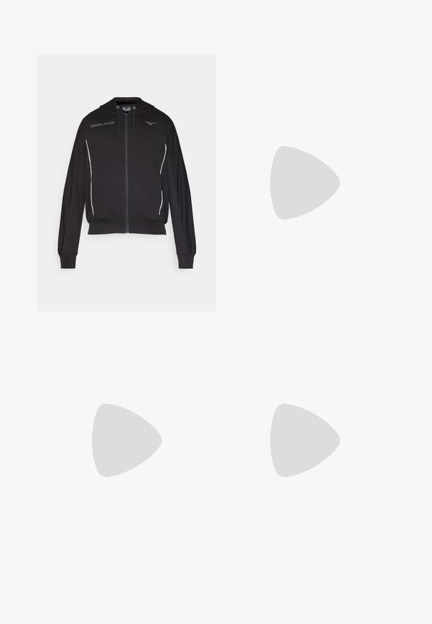 Crna zip-up dukserica napravljena od mekanog materijala, s kapuljačom, dugim rukavima, bijelim naglascima i logom na prsima.; Bijela pamučna majica s okruglim izrezom i kratkim rukavima, s zlatnim EA7 Emporio Armani logotipom otisnutim na prednjoj strani.; Crne atletske kratke hlače od mekanog materijala, s elastičnim pojasom i malim žutim EA7 logotipom na donjoj lijevoj nozi.; Bijele kožne tenisice s glatkom površinom, okruglim vrhom, ravnim vezicama i teksturiranom potplatom. Imaju suptilan logo na peti.