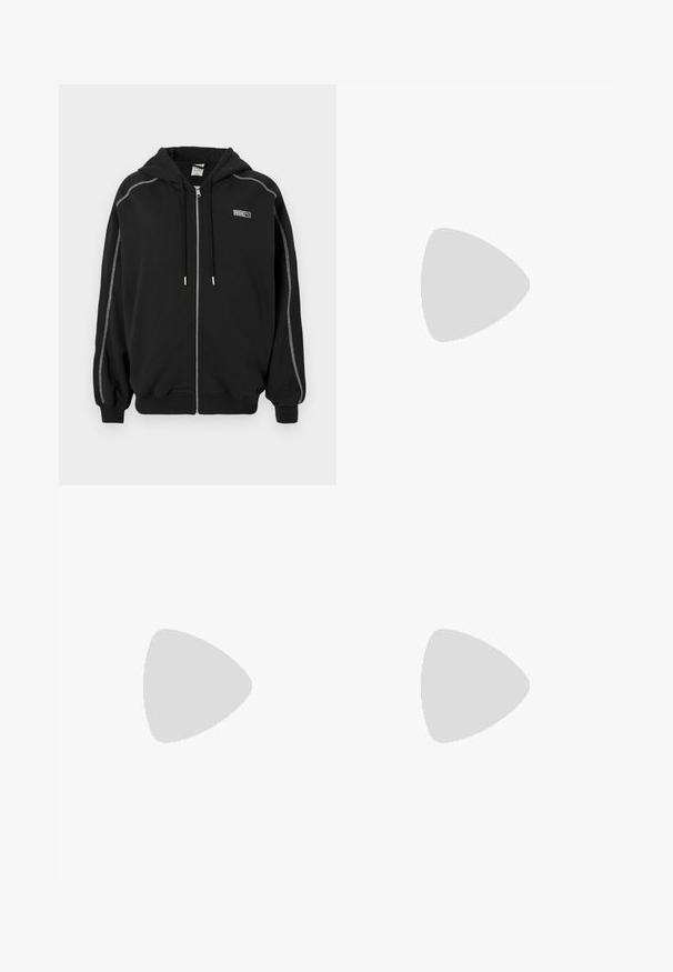 Felpa nera con zip e cappuccio, con lacci e cuciture a contrasto bianche sulle maniche, e piccolo logo "Rosie" sul petto.; T-shirt bianca corta in cotone, con una stampa grafica nera che riporta la scritta "House of Puma" e la frase "BASS, BEATS AND RHYTHM."; Pantaloni neri leggeri con vita elastica e caviglie arricciate. Il tessuto è liscio e presenta un design rilassato e affusolato.; Sneakers bianchi chunky realizzati in mesh testurizzato e materiali sintetici, dotati di una suola spessa e dettagli con motivi intricati lungo i lati.