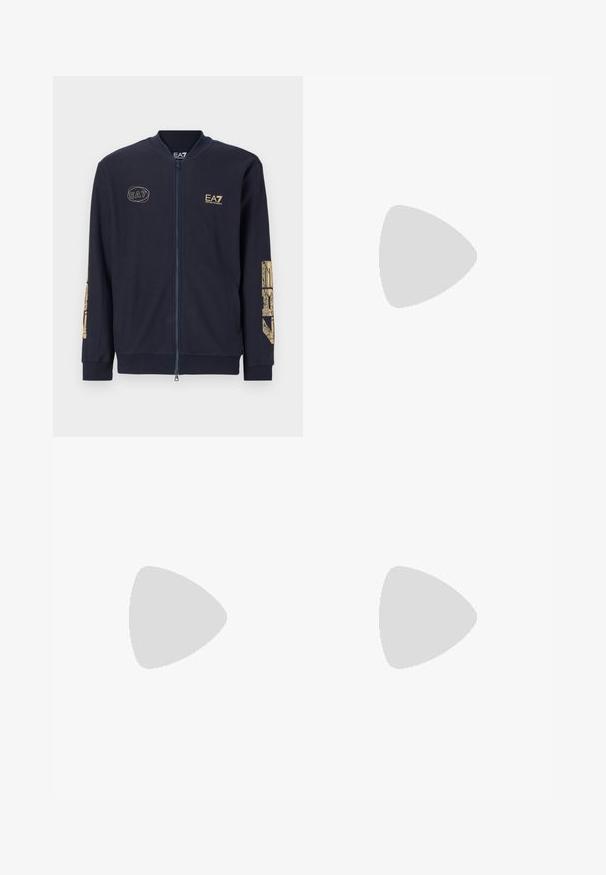Jaqueta azul-marinho com fecho éclair em tecido texturizado. Apresenta o logo dourado da EA7 e um design gráfico nas mangas. Inclui bolsos laterais e punhos canelados.; T-shirt de algodão branca com decote redondo e mangas curtas, apresentando um pequeno logotipo preto no peito. Textura suave e corte descontraído.; Calças bege com corte reto, apresentando um cós com cordão, frente plissada e textura suave. Design simples e versátil.; Ténis brancos em pele com detalhes em camurça cinza, design de atacadores, com alça de puxar e sola de borracha texturizada com padrão em zigzag.