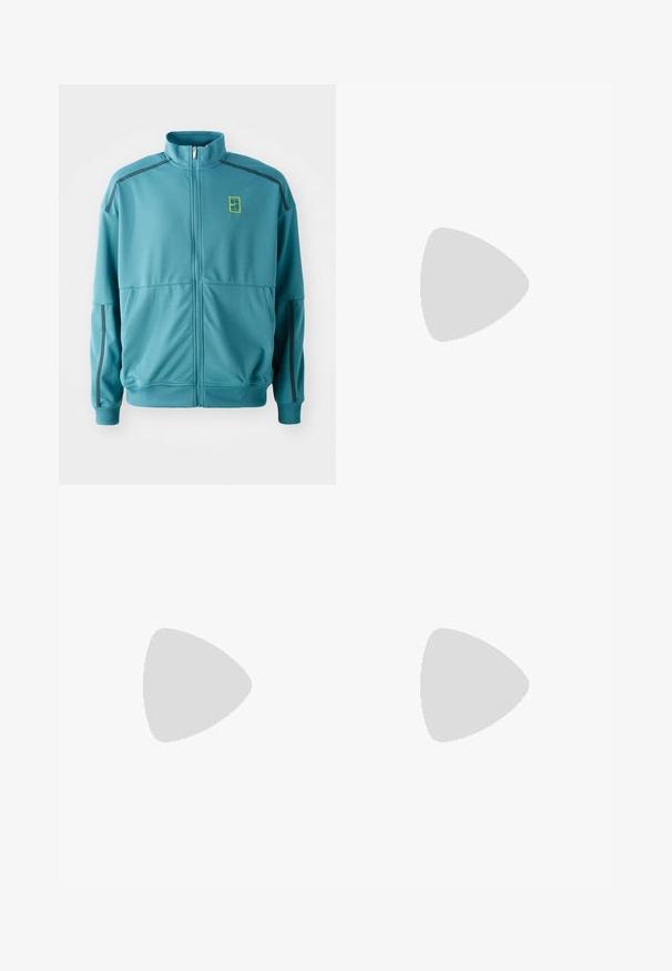 Teal zip-up jacka med hög krage, sidofickor och svarta accenter längs axlarna. Har en gul logotyp på bröstet.; Marineblå Nike-t-shirt tillverkad av mjukt tyg, med korta ärmar, rundad halsringning och en liten vit logotyp på övre vänstra bröstet.; Vita sportshorts med elastisk midja, två sidofickor och en liten svart logotypdetalj framtill nere. Slät textur.; Vit idrottssko med texturerat mesh-övre, svart gummisula och turkosa Nike-logga som accent. Har snören och vadderad krage.