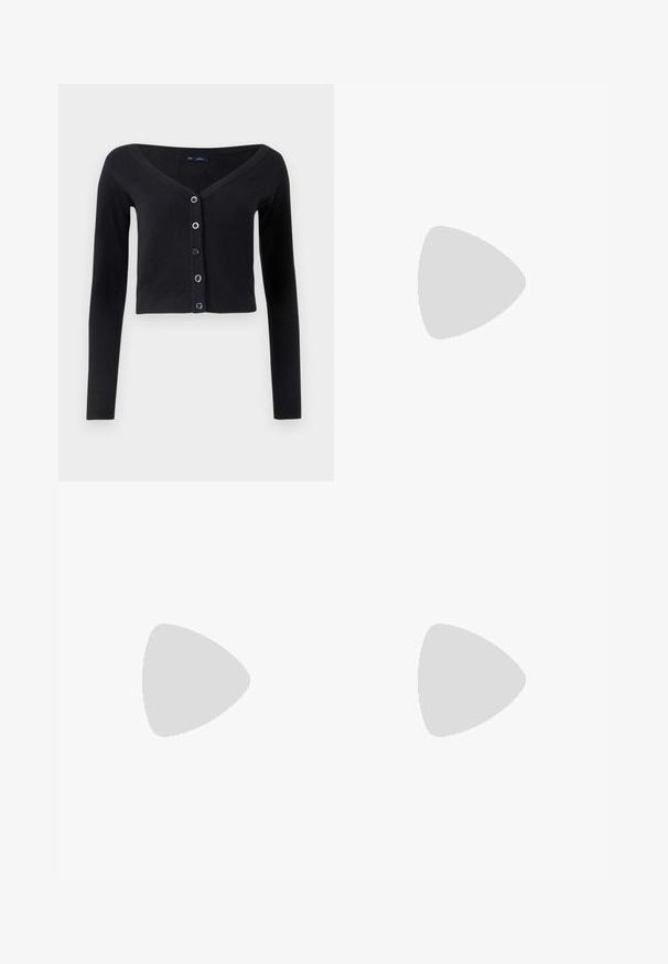 Zwarte cropped cardigan van zacht breimateriaal met lange mouwen, V-hals en zes knoopsluitingen met blauwe knopen.; Witte lange mouw turtleneck top gemaakt van glad, elastisch materiaal. Voorzien van een hoge kraag en een getailleerd ontwerp, zonder zichtbare patronen of versieringen.; Lichtblauwe wijde jeans gemaakt van denim, met een hoge taille, vijf zakken en subtiele vervaging voor een versleten uitstraling.; Witte platform sneakers van glad synthetisch materiaal, met een afgeronde neus, vetersluiting en een gestructureerde rubberen zool. Zwarte hielaccent.