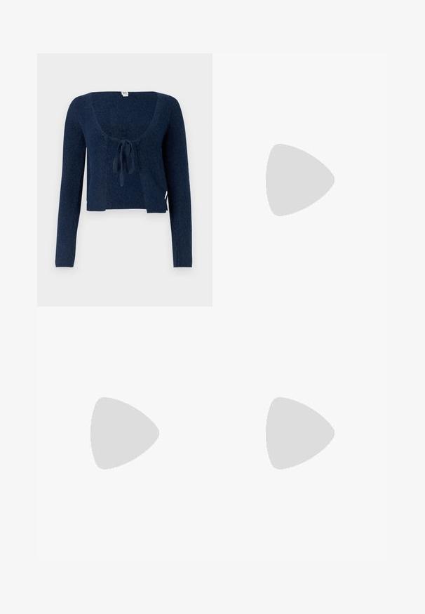 Cardigan corto blu navy con maniche lunghe, tessuto a maglia testurizzato, apertura anteriore e chiusura con fiocco. Presenta un piccolo etichetta bianca sul lato.; Top bianco aderente realizzato in tessuto a coste, con maniche a farfalla e dettagli arricciati sui lati per texture e forma.; Jeans larghi in denim blu chiaro a vita alta, caratterizzati da un lavaggio sbiadito e da piccoli dettagli strappati sparsi.; Sneakers crema e lavanda con tre strisce e suola marrone texturizzata, dotati di lacci e tallone imbottito. Parte superiore in tessuto morbido.; Borsa in denim blu scuro con una forma morbida e flessibile, caratterizzata da un manico in stile hobo e una superficie testurizzata. Senza accenti hardware visibili.