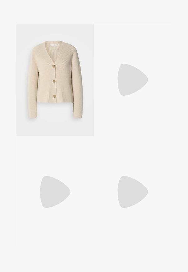 Beige, ribbet cardigan med V-hals, tre store gullknapper foran og lange ermer. Myk tekstur og kort design.; Hvit T-skjorte med kort erm laget av myk bomull. Har rund hals og avslappet passform. Rent design uten synlige mønstre eller aksenter.; Svarte vide bukser med et glatt stoff, med høy livvidde, skreddersydde sømmer og et minimalistisk design. Ingen synlig maskinvare eller lommer.; Lys rosa slingback leiligheter med spiss tå, laget av et glatt, læraktig materiale. Har utskjæringer på sidene og lav hæl.