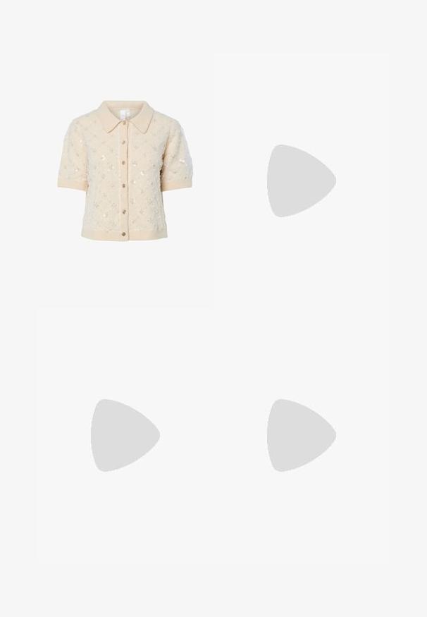 Beige strikket cardigan med korte ermer, krage, dekorative paljetter og knappelukking foran. Ribbestrikkede mansjetter og kantdetaljer.; Flerfarget gjennomsiktig kjole med justerbare spaghetti-stropper, utskjæringsdetaljer og en flytende kant. Abstrakt mønster med varme toner og turkise aksenter.; Sorte flip-flop laget av glatt lær, med en tynn stroppdesign og en flat såle med et minimalistisk utseende. Ingen bemerkelsesverdige mønstre eller aksenter.; Oliven grønn faux lær håndveske med sølvstjerneakcent, doble håndtak og glidelåslukking. Teksturert overflate og strukturert form.