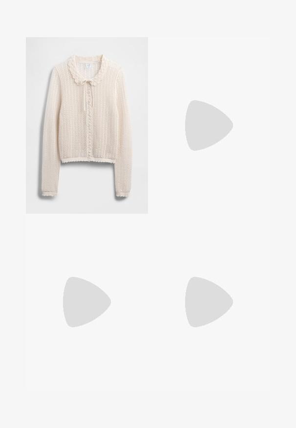 Häkelstrick-Cardigan in Off-White mit gewellten Kragen, Rüschendetail und vorderer Knopfleiste. Lange Ärmel mit gerippten Bündchen.; Weißes Hemd mit Knöpfen, aus glattem Baumwollstoff, mit klassischem Kragen, langen Ärmeln und abgerundetem Saum. Die Knöpfe sind klein und weiß.; Brauner Baumwoll-A-Linien-Rock mit hoher Taille, der vorne Falten aufweist und eine glatte Textur hat. Der Saum ist sauber und einfach verarbeitet.; Burgunderfarbenes, lackiertes Ballettschuh mit abgerundetem Zehenbereich, kleiner Schleifenakzent vorne und einer niedrigen, schwarzen Gummisohle. Glatte Textur.