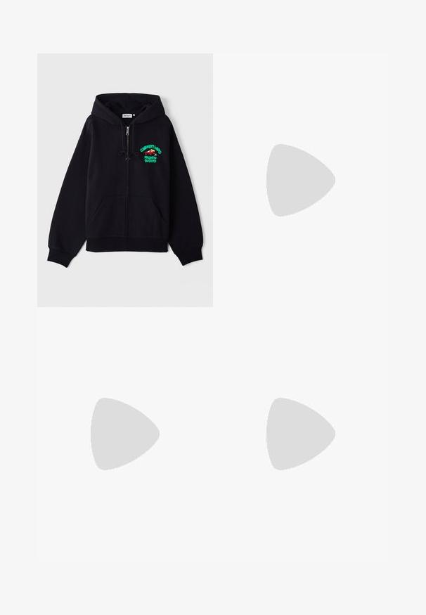 Felpa nera con zip realizzata in cotone morbido. Presenta tasche frontali, cordino sul cappuccio e grafica multicolore sul petto.; T-shirt bianco in cotone con maniche corte, con colletto girocollo, caratterizzato da un piccolo logo dorato sulla parte sinistra del petto. Tessuto morbido e vestibilità regolare.; Jeans in denim blu scuro con vita alta, design a gamba dritta, cuciture a contrasto e tasche applicate sulla parte frontale.; Sneaker in suede nero con suole in gomma bianca e strisce laterali, abbinate a pantaloni cargo verde chiaro, in piedi su una superficie scura e texture.