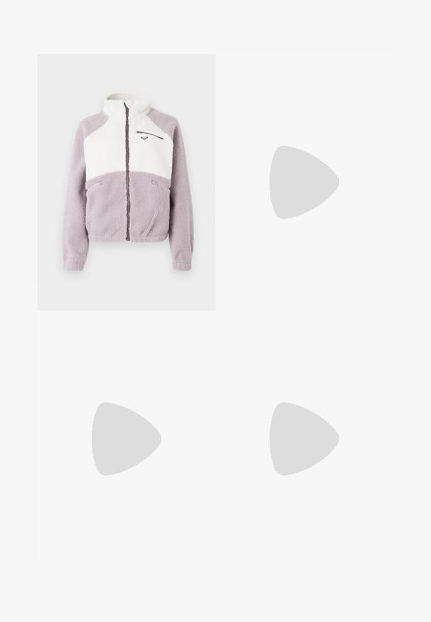 Jakna iz flisa z zadrgo po celotni dolžini, visokim ovratnikom, blokiranjem barv v sivko in belo, tremi žepki z zadrgo ter majhnim logotipom na prsnem delu na belem panelu.; Črna bombažna majica s sproščenim krojem. Ima okroglo ovratnik in kratke rokave. Vključuje majhen zlat vezen logotip na prsih.; Črne široke kavbojke iz denima, ki imajo kontrastne bele šive in sprednje gumbno zapiranje, ter dve nagnjeni sprednji žepi.; Športni copat v beli, sivi in črni barvi. Značilnosti vključujejo suede in tekstilne materiale, perforirano konico ter logotip ob strani. Guma podplat.