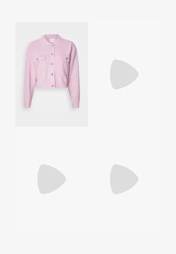 Vaaleanpunainen lyhyt neuletakki, jossa on kauluspää, tekstuuripinta ja hopeiset napit. Sisältää kaksi etutaskua, joissa on läppäkiinnitys.; Musta lyhythihainen paita, joka on valmistettu sileästä kankaasta; siinä on laskeutuva kaula-aukko ja epäsymmetrinen helma, sekä istuva malli.; Mustat housut suoralinjaisella leikkauksella, joissa on etutaskut ja sivurei'ät helman alla. Valmistettu pehmeästä ja sileästä kankaasta. Sopii eri tilaisuuksiin.; Musta kiiltävä korkokenkä sandaalit neliönmuotoisella varpaalla, nilkkaremmillä ja hopeisilla soljilla. Varustettu tukevalla lohkokorkealla vakauden takaamiseksi.