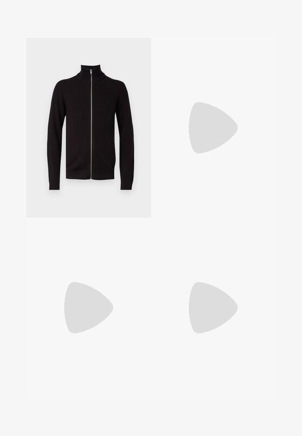 Svart, ribbestrikket genser med høy krage og hel glidelås. Har lange ermer og en tettsittende design. Laget av teksturert strikket stoff.; Tre sleeveless t-skjorter i grått, hvitt og svart. Mykt bomullsmateriale med rund hals og avslappet passform. Enkel design, uten mønstre.; Mørkeblå denim jeans med rett snitt, fem lomme-design, metallknapplukking og kontraststing, med en subtil tekstur.; Sportssko med en hvit skinnoverdel, grå semsket tå og tre svarte striper. Har en blå logo på tungen og en teksturert gummisåle.