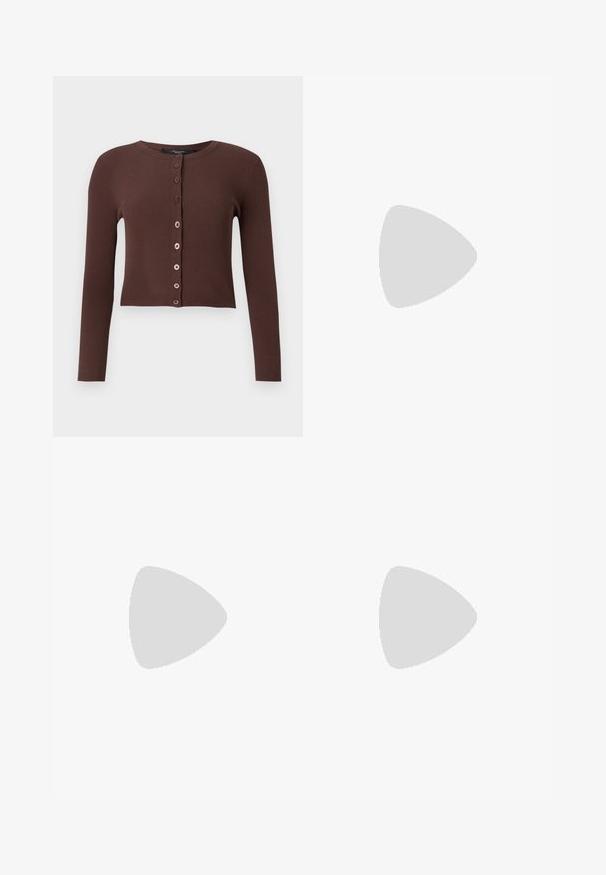 Cardigan maro cu nervuri, cu guler rotund, mâneci lungi și un tiv scurt. Are șase nasturi rotunzi pe partea din față.; Tricou alb din bumbac, cu mâneci scurte, guler rotund, croi lejer și tiv cusut. Eticheta este vizibilă pe interiorul gulerului.; Pantaloni albi cu picioare largi, confecționați din bumbac cu o textură fină. Prezintă un buton în față, fermoar și un design cu patru buzunare.; Pantofi slingback din piele patent neagră, cu vârful ascuțit, tocul subțire și un design discret cu decupaj. Se evidențiază printr-un cataramă aurie pe curea.