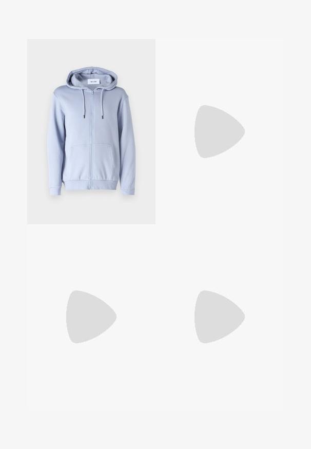 Only & Sons ONSCERES LIFE HOODIE - Hoodie - eventide; Svart bomull t-skjorte med rund hals, korte ermer og liten hvit logo-tekst på venstre bryst. Enkel design, klassisk passform.; Lys olivengrønne bukser laget av bomullsblandingsstoff, med elastisk midje og snor, samt to store sidelommer.; Hvite sneakers med glatt tekstur, med brune skinnakenter og svart detaljer, parret med svarte skreddersydde bukser. Bakgrunn med tregulv.