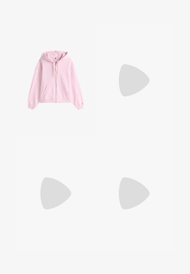 Roze zip-up hoodie, gemaakt van katoen, met een voorzak, trekkoordkap en geribbelde manchetten. Subtiele logo-details op de borst.; Lichtblauwe spijkerblouse met korte mouwen, voorzien van twee voorzakken en versierd met kleine zilverkleurige studs.; Lichtblauwe denim shorts met een klassieke snit, voorzien van een knoopsluiting aan de voorkant, riemlussen en twee zijzakken. Gladde textuur en rechte zoom.; Even&Odd Laarzen - dark red